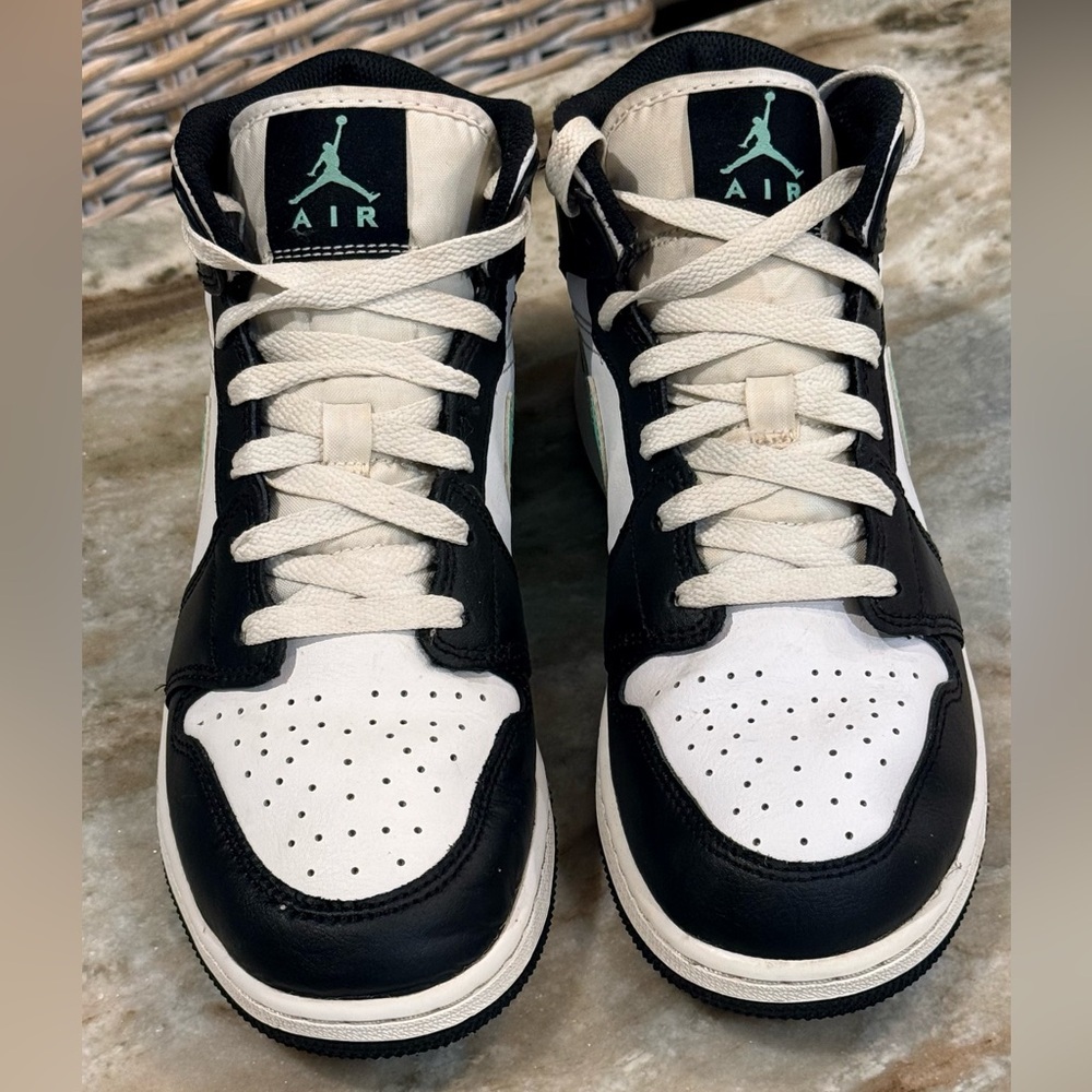 Youth NIKE Air Jordan 1 Mid high top sneakers- green glow/white/black. Size 6.5Y - Picture 8 of 10